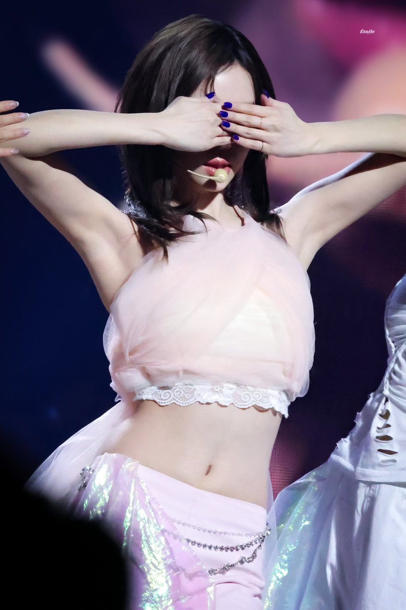 분홍색 홀터넥 윈터 콘서트 솔로.야한 복부 야꼽 레전드2.jpg