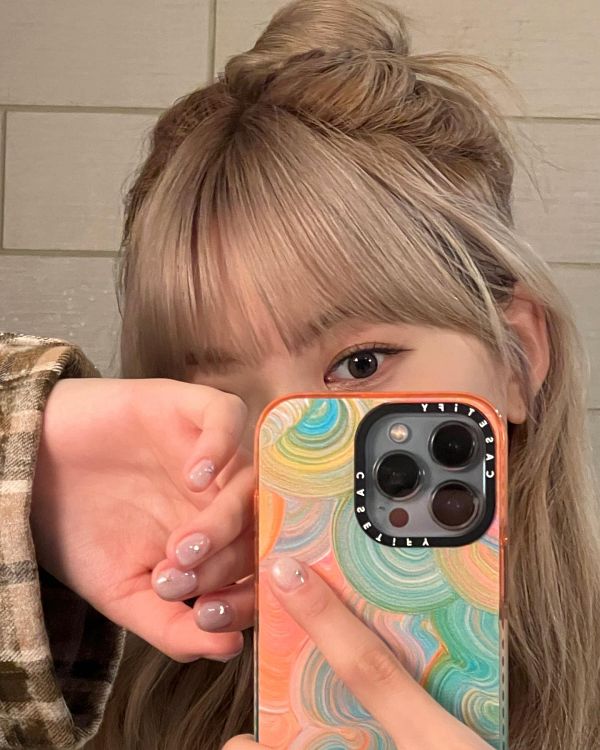 Tags: K-Pop, LE SSERAFIM, Hong Eunchae, Indoors, Plaided Print, Plaided Shirt, Phone, Looking at Phone, Smartphone, Contact Lenses, Holding Object, Instagram