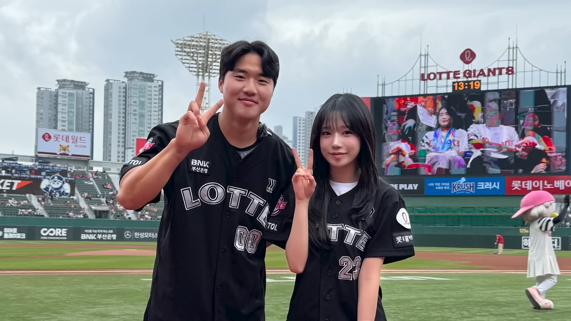 조유리 만나 잠시 영혼이 나간 롯데 선수 두명 ㅋ1_1.jpg