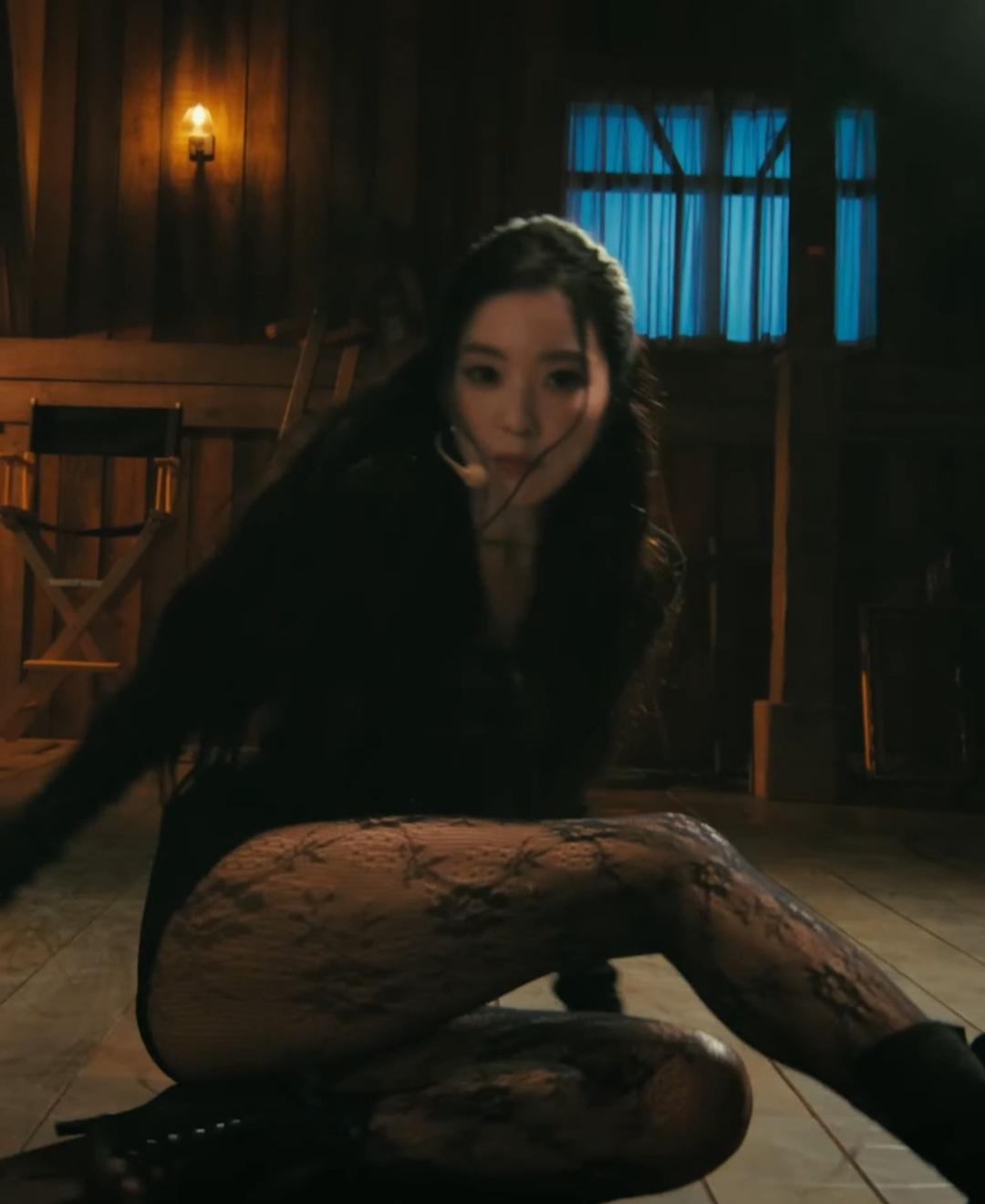 아이린 검정 레오타드 + 망사스타킹 쩍벌 의자댄스 내전근 엉벅지17.jpg