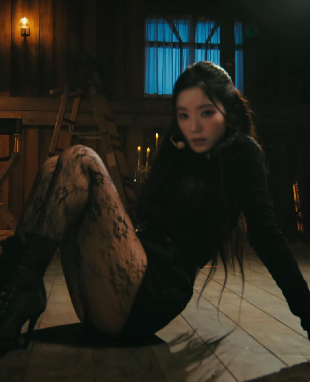 아이린 검정 레오타드 + 망사스타킹 쩍벌 의자댄스 내전근 엉벅지15.jpg