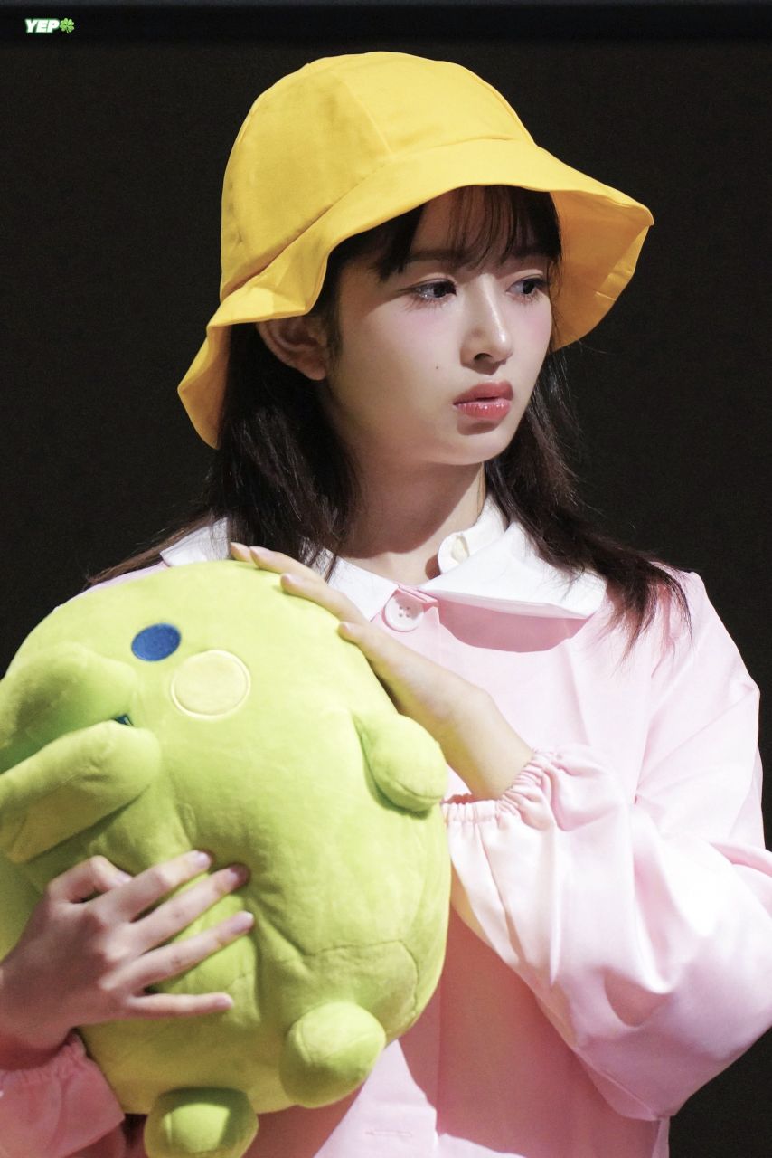 [아이브] 의사 안유진 청진기로 유치원생 레이의 가슴을.3.jpg