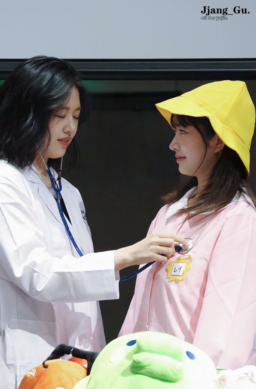 [아이브] 의사 안유진 청진기로 유치원생 레이의 가슴을.1.jpg