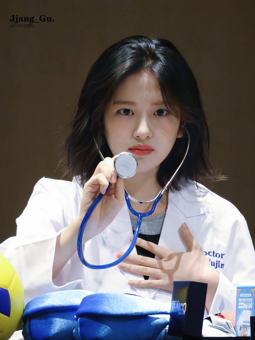 [아이브] 의사 안유진 청진기로 유치원생 레이의 가슴을.9.jpg