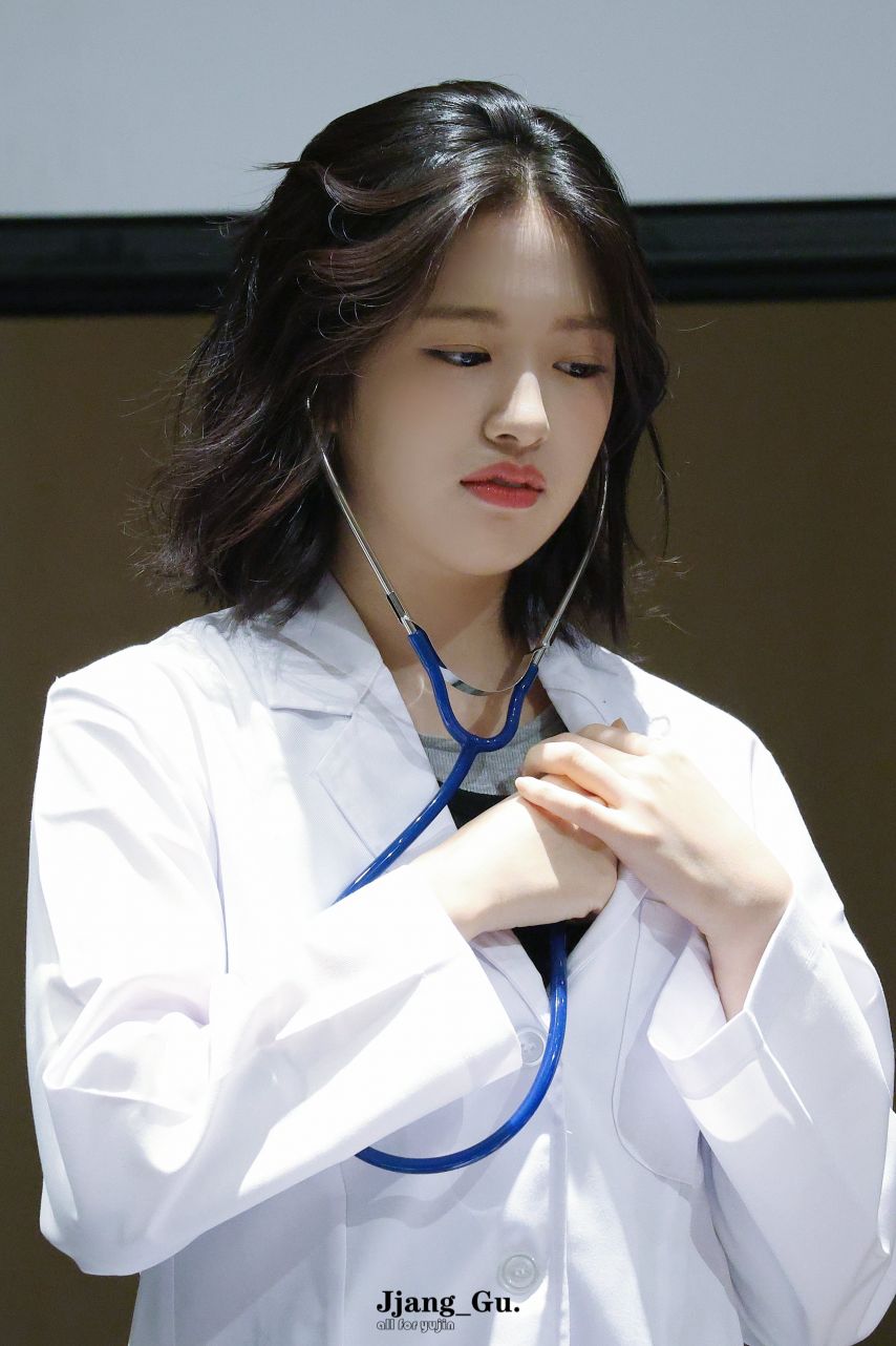[아이브] 의사 안유진 청진기로 유치원생 레이의 가슴을.6.jpg