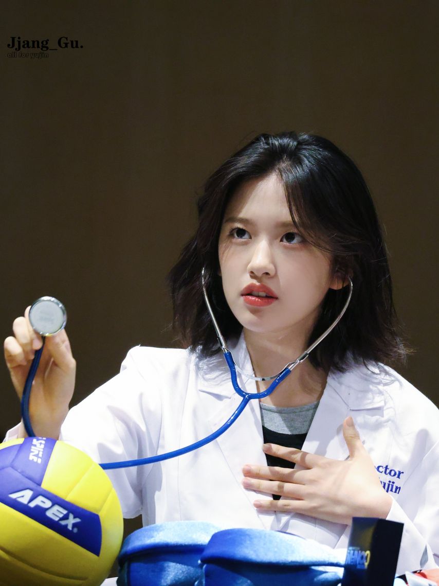 [아이브] 의사 안유진 청진기로 유치원생 레이의 가슴을.8.jpg