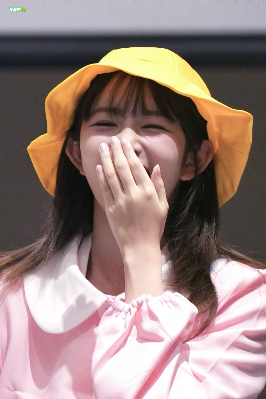 [아이브] 의사 안유진 청진기로 유치원생 레이의 가슴을.4.jpg