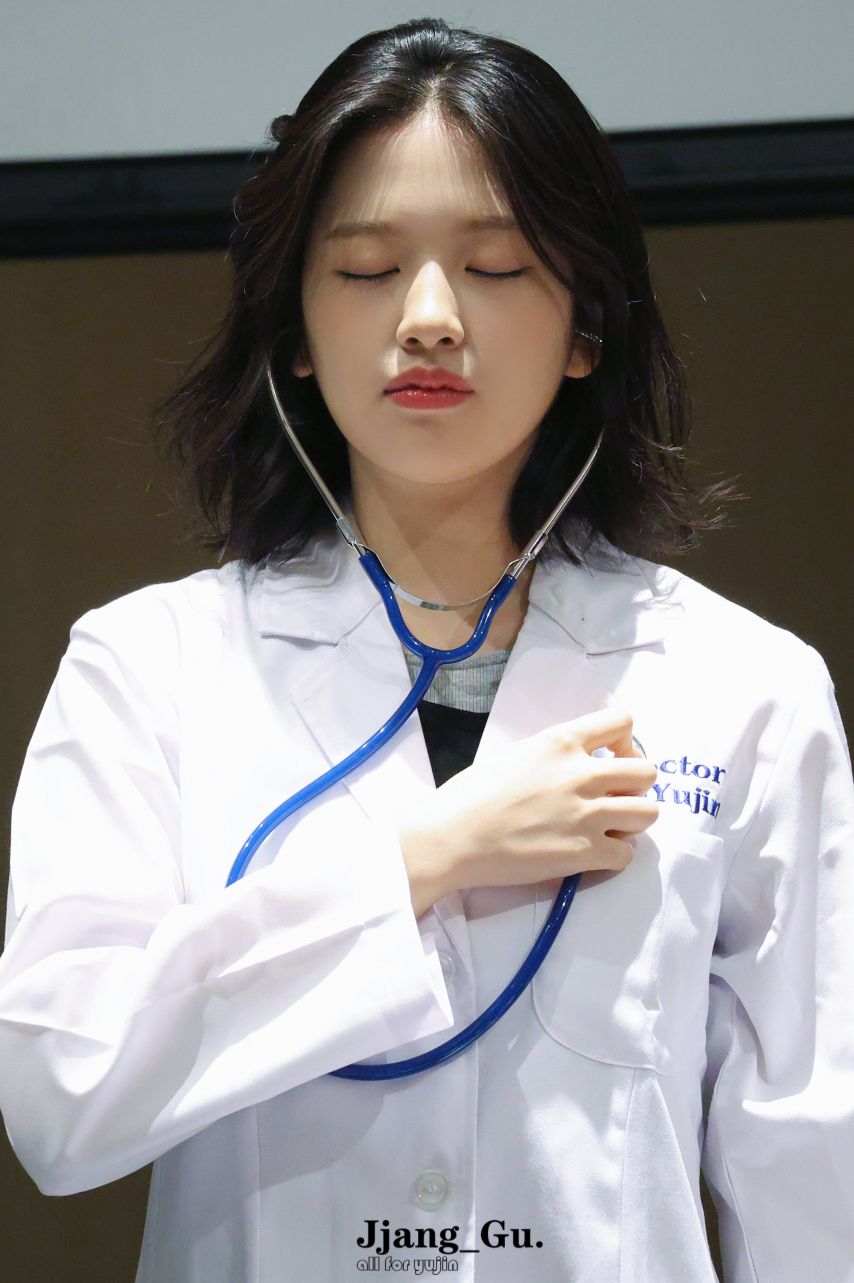 [아이브] 의사 안유진 청진기로 유치원생 레이의 가슴을.5.jpg