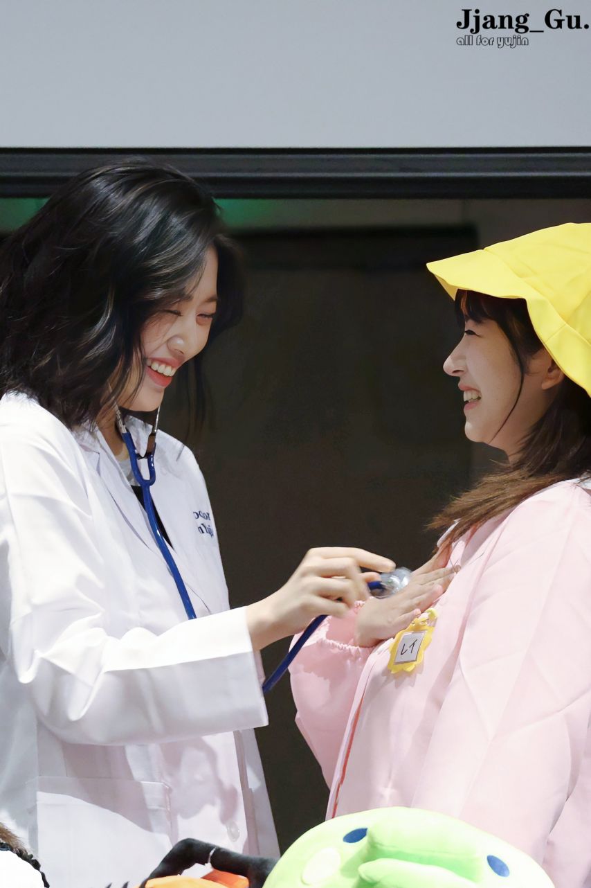 [아이브] 의사 안유진 청진기로 유치원생 레이의 가슴을.2.jpg