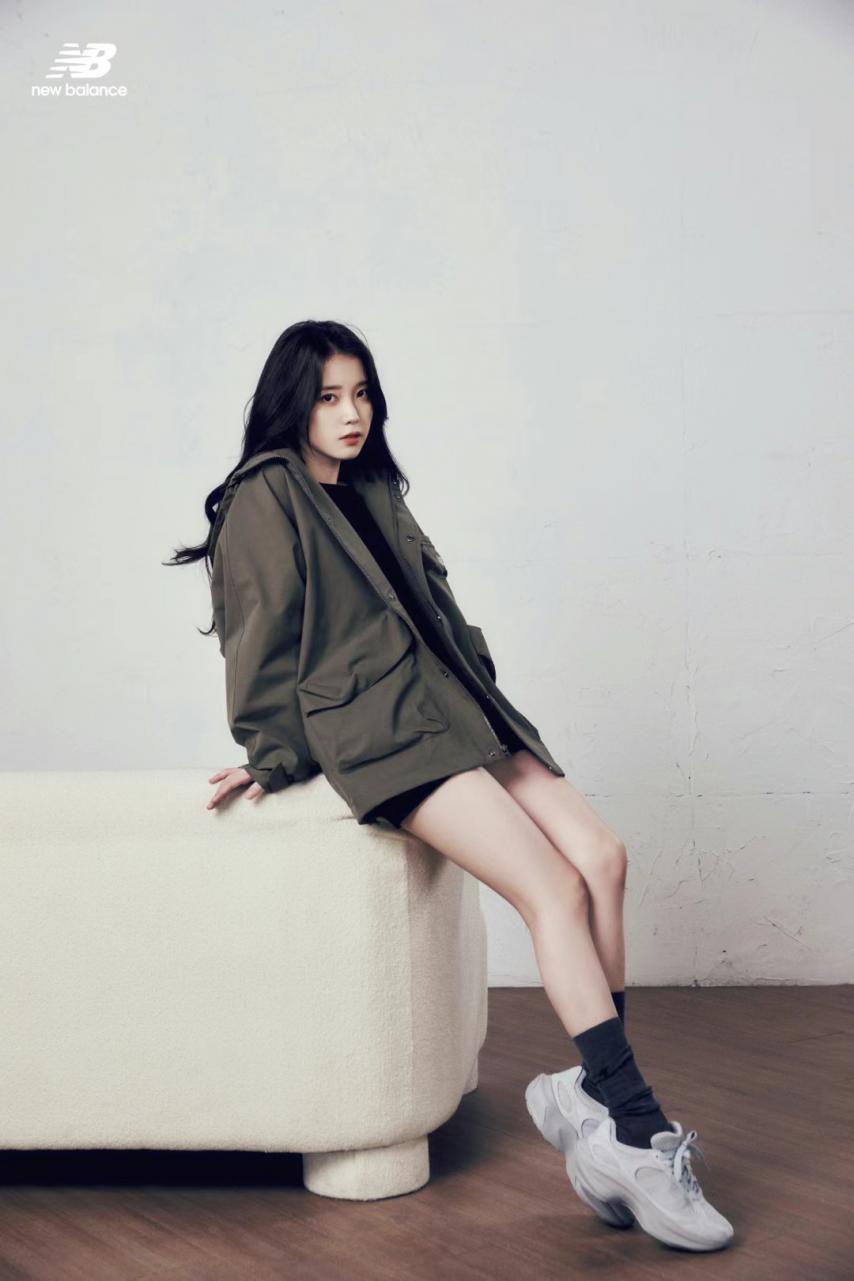 아이유 뉴발란스1_2.png.jpg