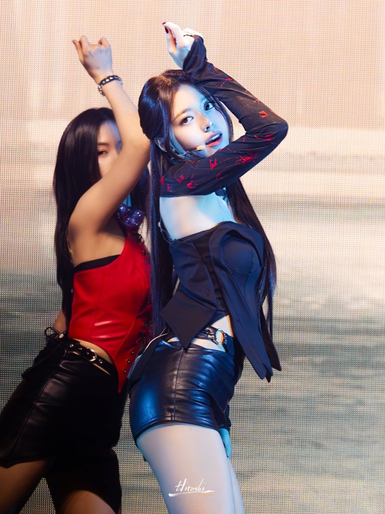 몸선이 야한 있지 유나 가죽착장 굴곡 몸매1_1.jpg