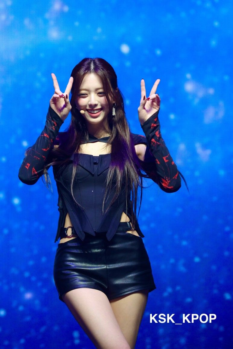 몸선이 야한 있지 유나 가죽착장 굴곡 몸매1_4.jpg
