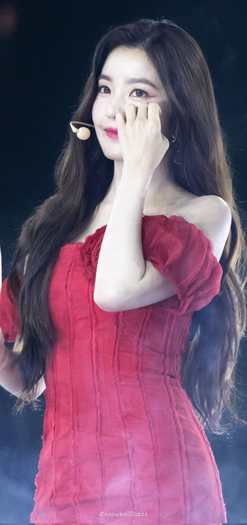 계단 올라가는 레드벨벳 아이린 빨간 오프숄더 미니드레스 엉벅지6.jpg