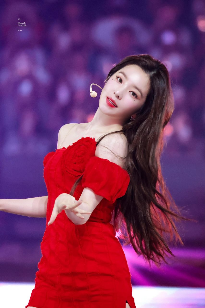 계단 올라가는 레드벨벳 아이린 빨간 오프숄더 미니드레스 엉벅지11.jpg