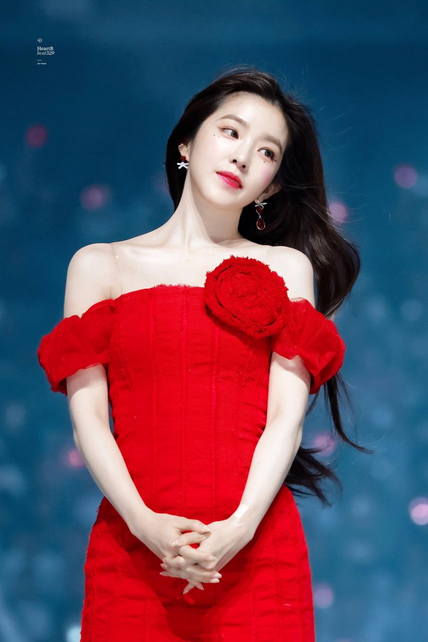 계단 올라가는 레드벨벳 아이린 빨간 오프숄더 미니드레스 엉벅지10.jpg