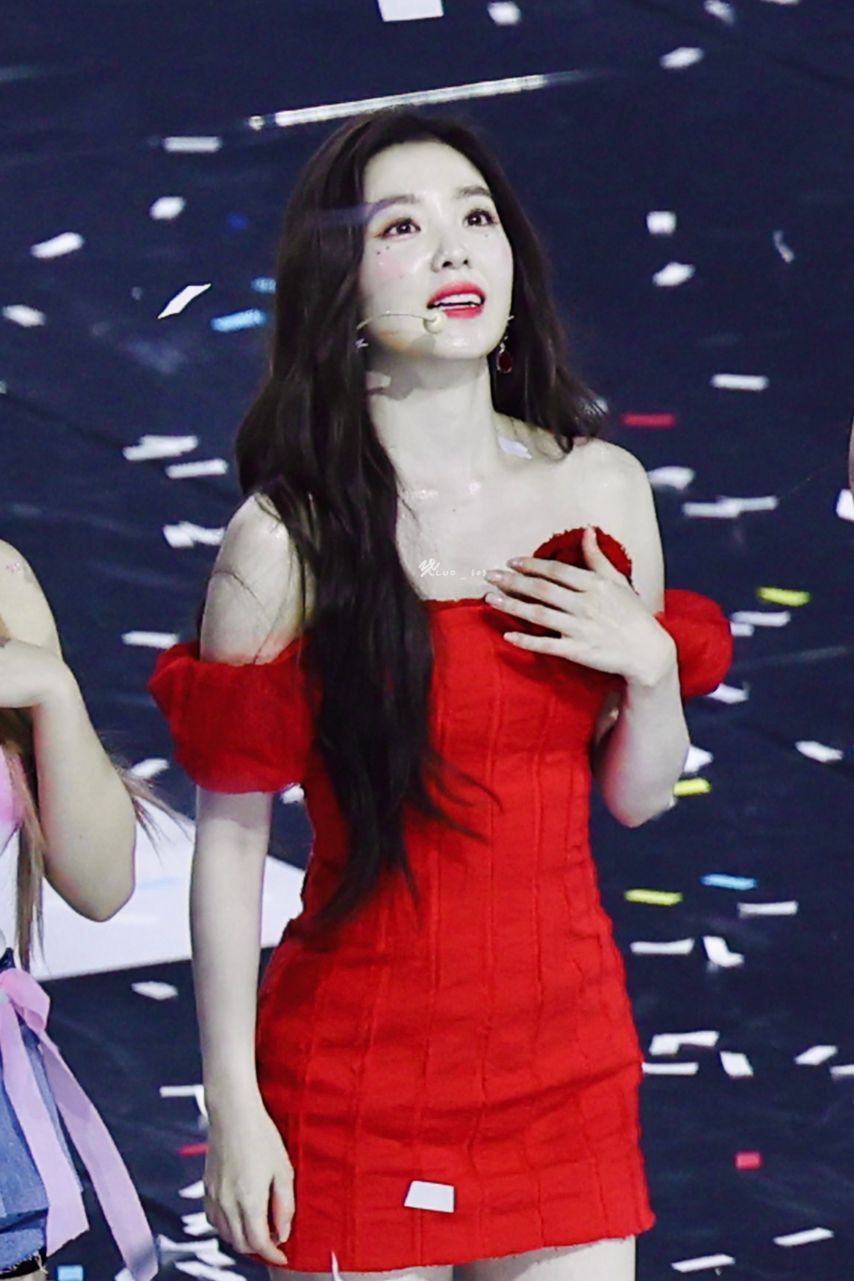 계단 올라가는 레드벨벳 아이린 빨간 오프숄더 미니드레스 엉벅지8.jpg
