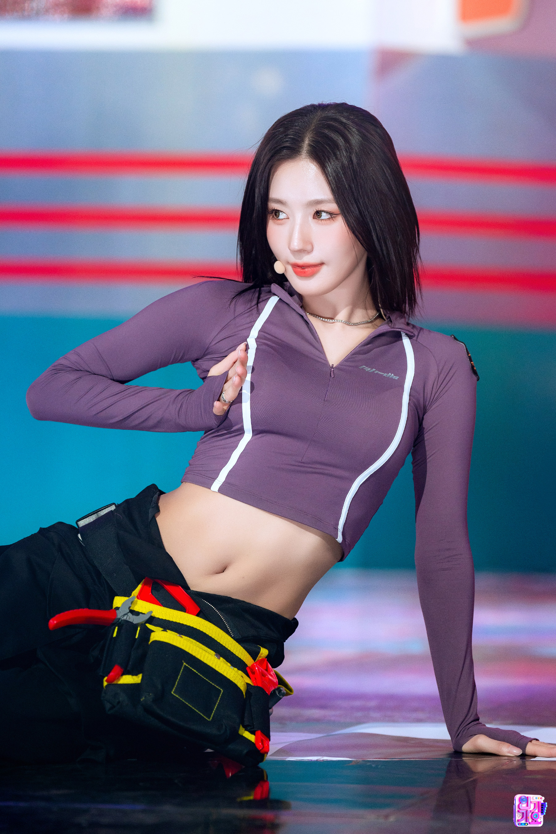 옆으로 비스듬히 누워서 가슴 미는 아이들 미연 - 인기가요 현장포토2.jpg