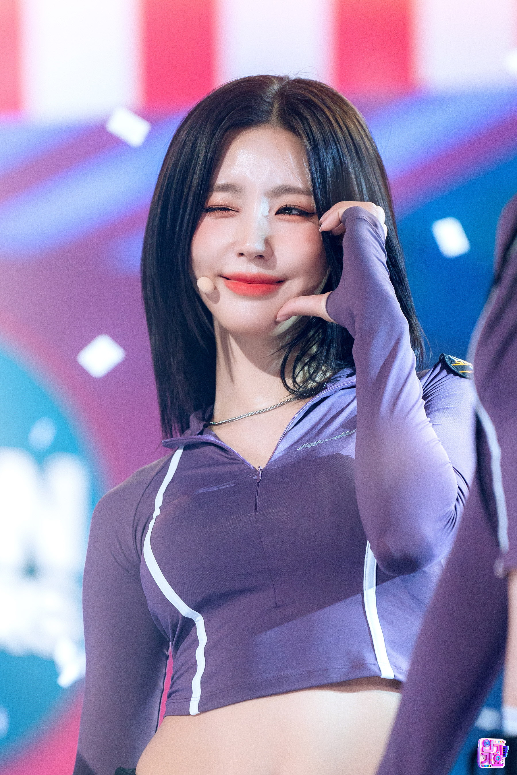 옆으로 비스듬히 누워서 가슴 미는 아이들 미연 - 인기가요 현장포토3.jpg