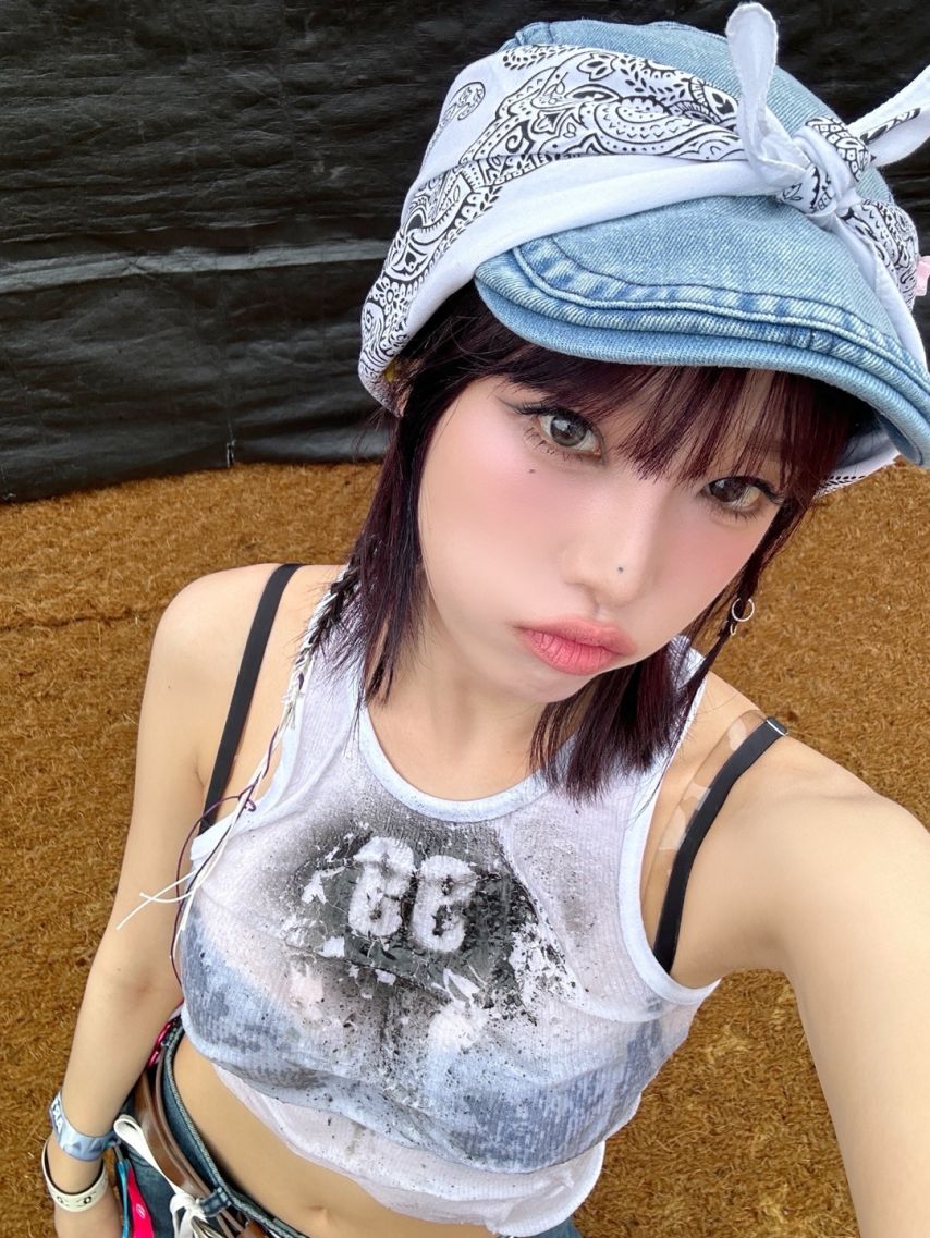 흰 골지나시가 젖어서 검정 브라가 다 비치는 최예나 야꼽 - 워터밤1.jpg