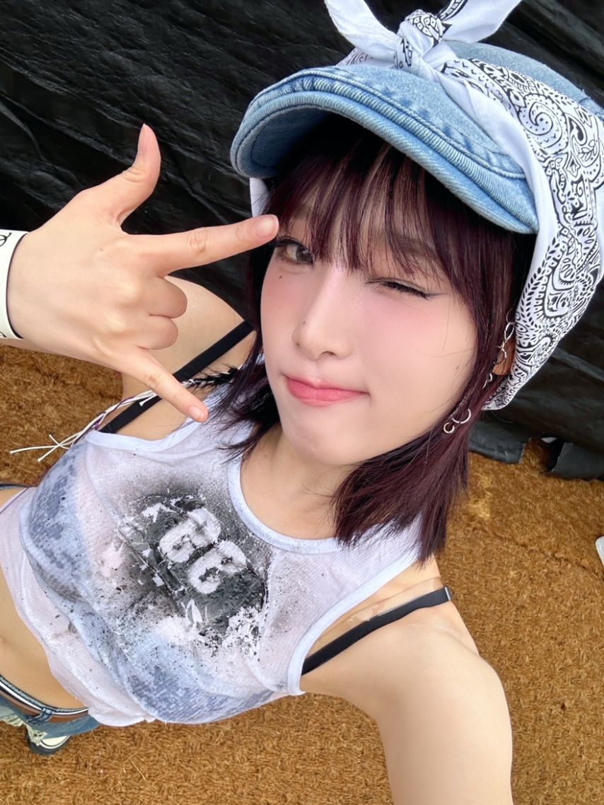 흰 골지나시가 젖어서 검정 브라가 다 비치는 최예나 야꼽 - 워터밤2.jpg