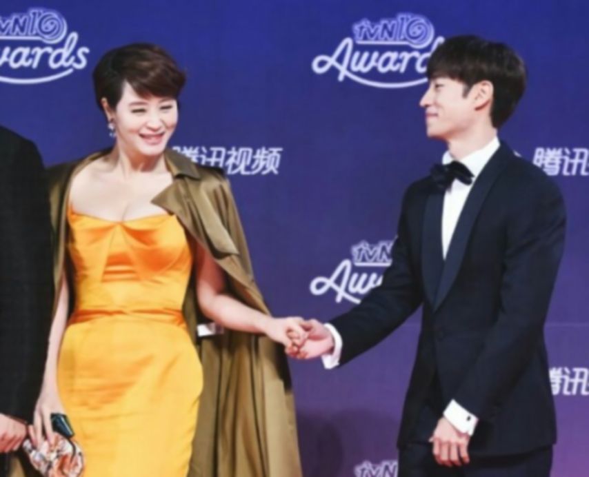 이제훈의 이상형 김혜수 & 누명 벗은 고준희 매혹적 화보.jpg1_1.jpg