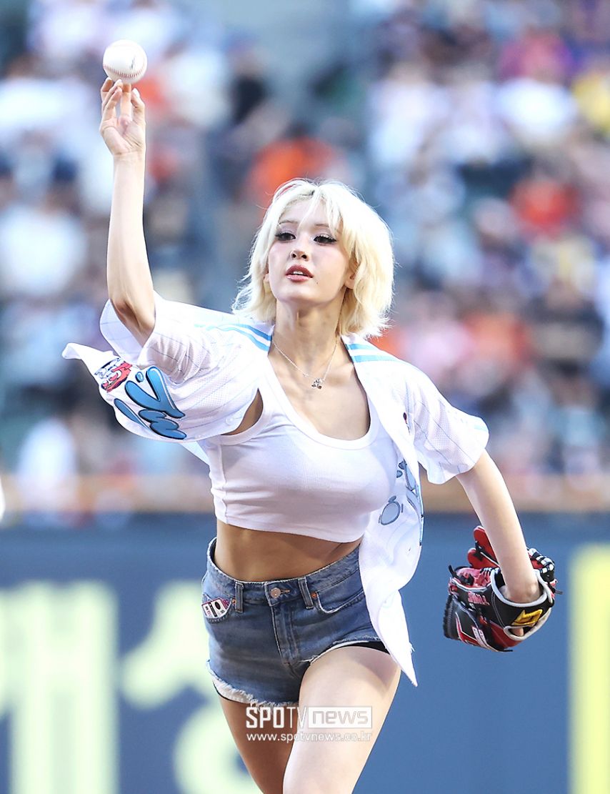 LG 시구 여신 전소미.공 뿌리며 역동적으로 출렁이는 가슴골 레전드22.jpg