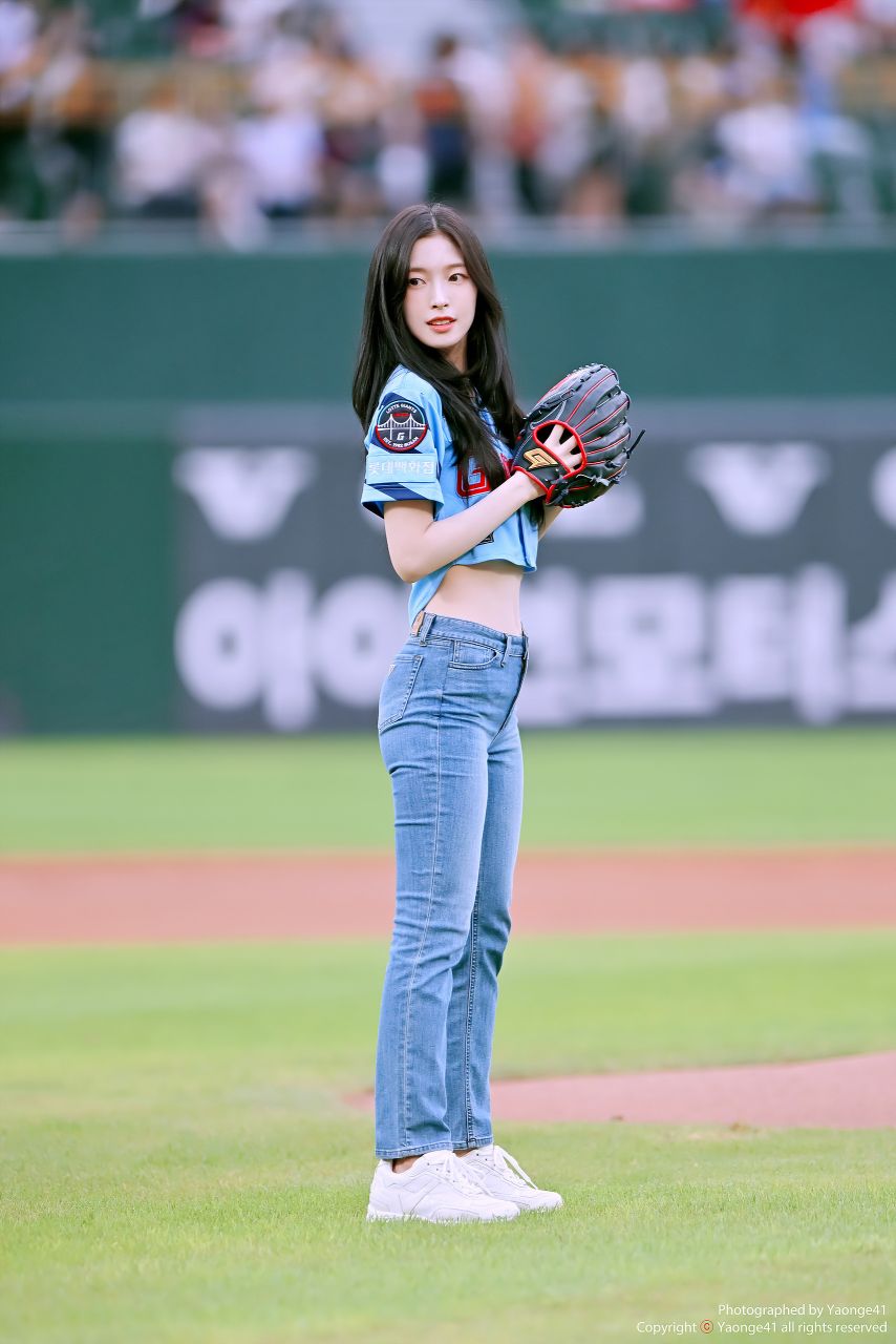 롯데 시구하러 간 아린.엉밑살 + 팬티자국이 비치는 요망한 청바지핏31.jpg