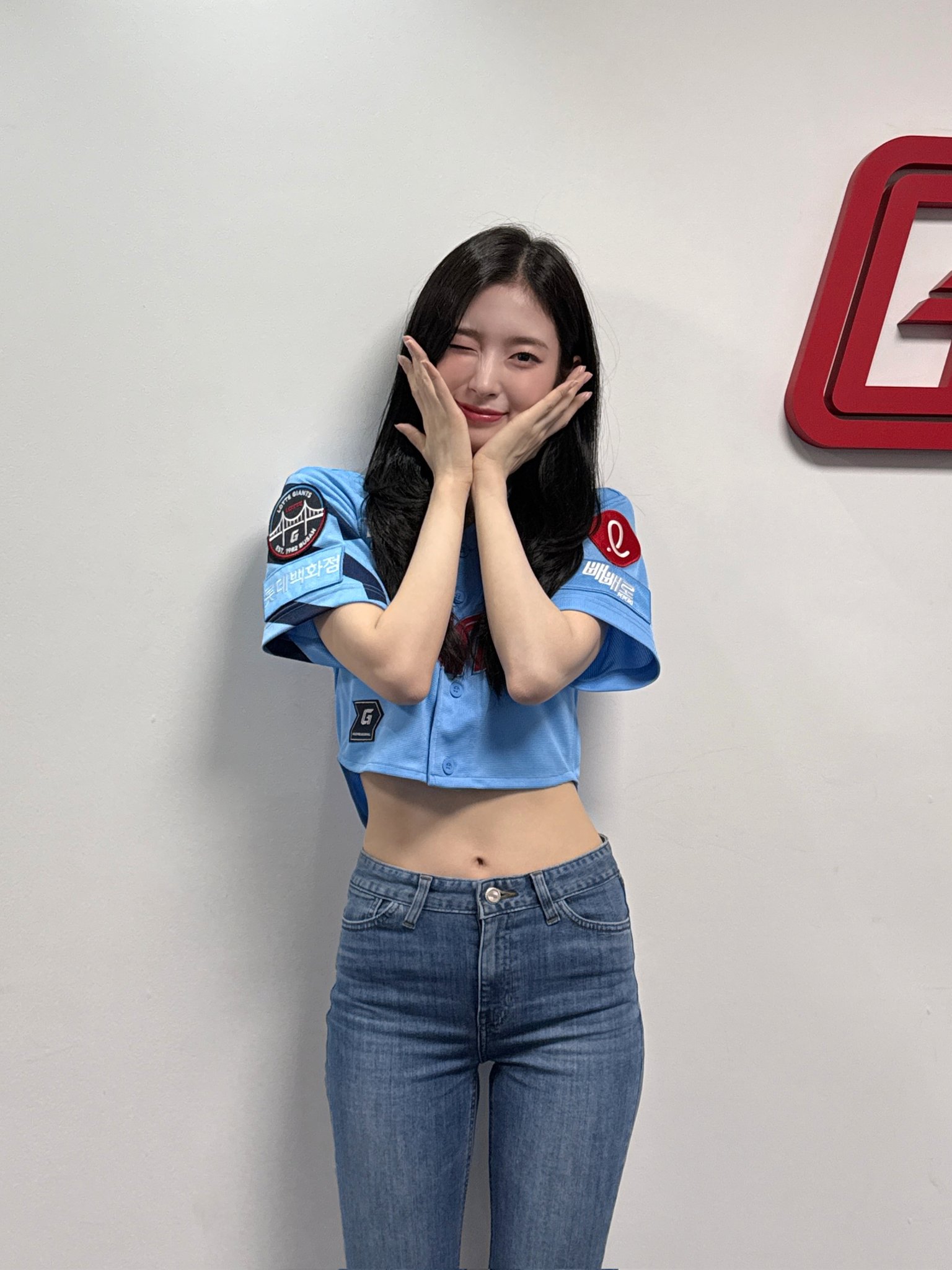 롯데 시구하러 간 아린.엉밑살 + 팬티자국이 비치는 요망한 청바지핏37.jpg