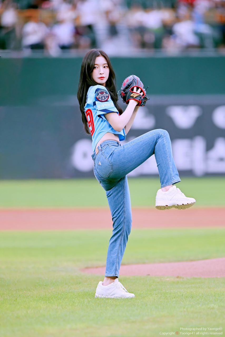 롯데 시구하러 간 아린.엉밑살 + 팬티자국이 비치는 요망한 청바지핏33.jpg