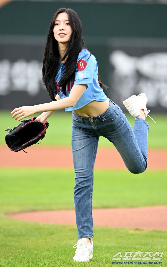 롯데 시구하러 간 아린.엉밑살 + 팬티자국이 비치는 요망한 청바지핏29.jpg
