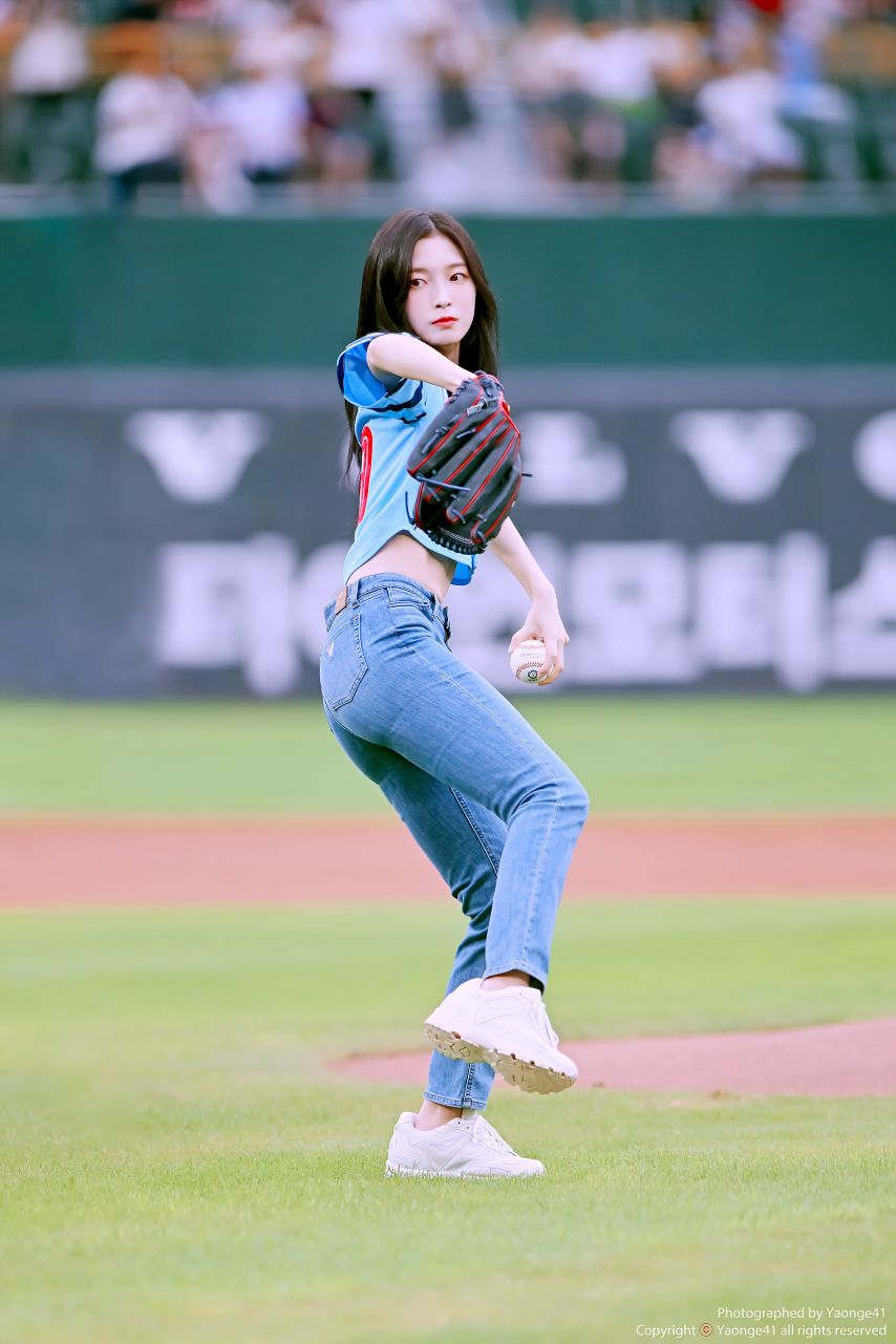 롯데 시구하러 간 아린.엉밑살 + 팬티자국이 비치는 요망한 청바지핏34.jpg