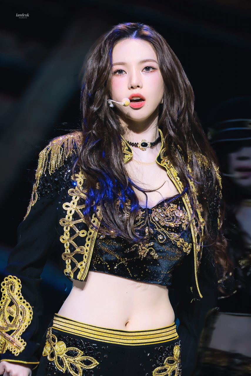 복부 야꼽이 노출된 금장 제복의상 입고 계단 내려오는 카리나4.jpg