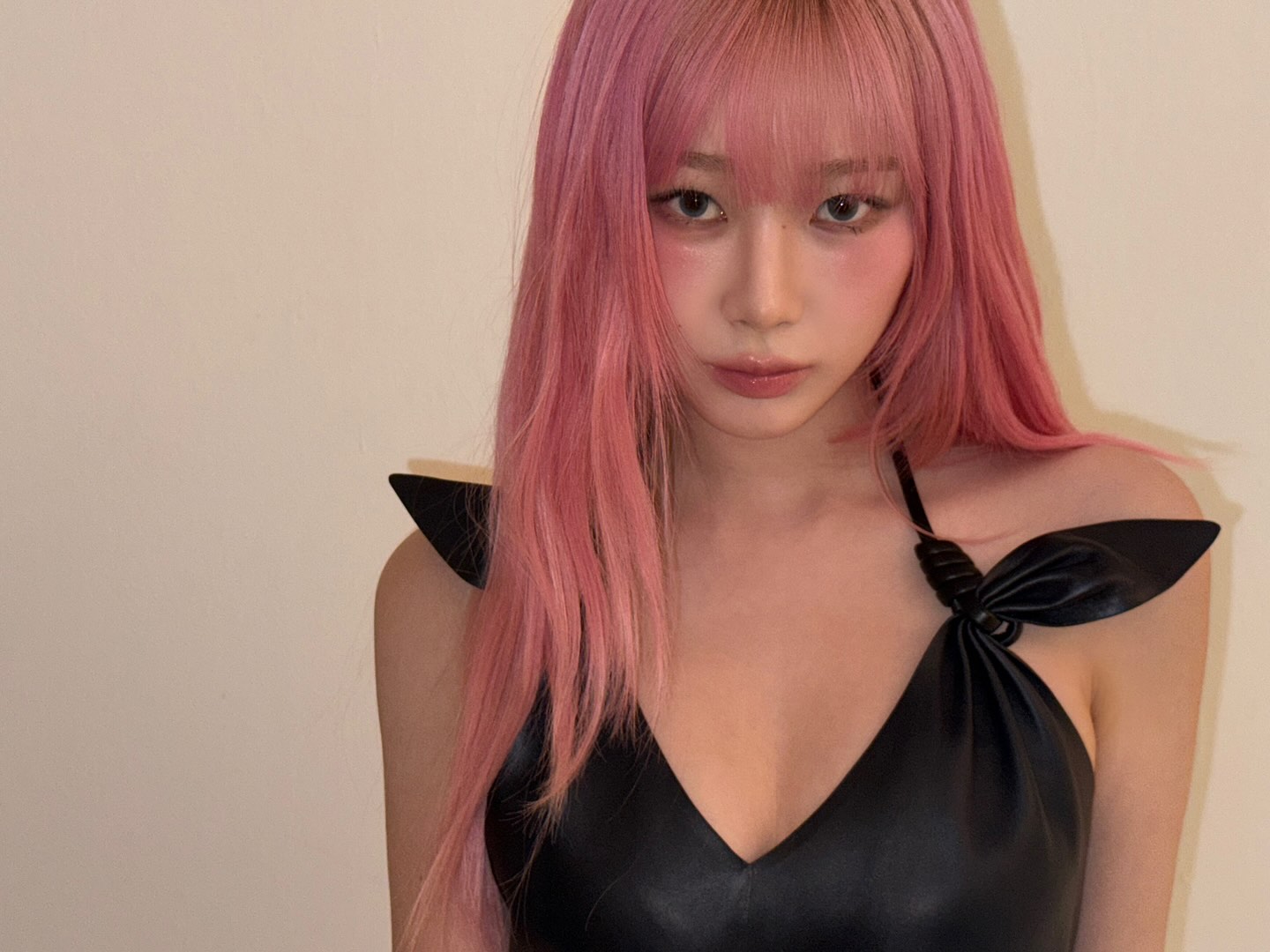 에스파 지젤 U넥으로 파인 핑크 체크원피스 가슴골 - 인스타5.jpg