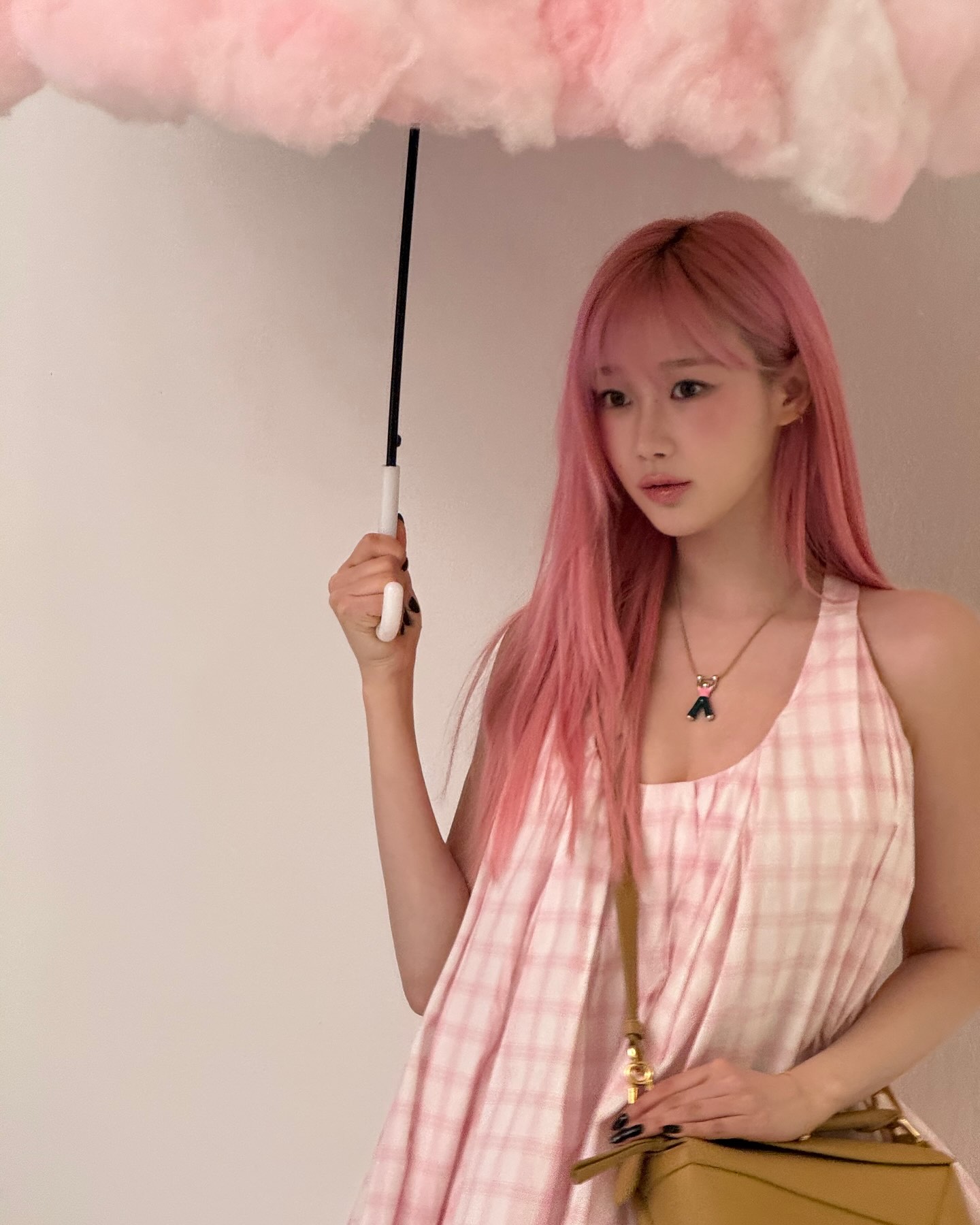 에스파 지젤 U넥으로 파인 핑크 체크원피스 가슴골 - 인스타3.jpg