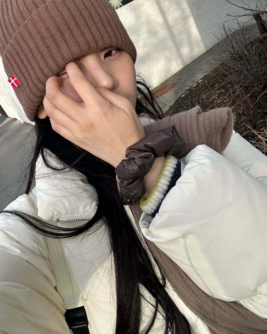 엄지 VIVIZ비비지 인별1_8.jpg