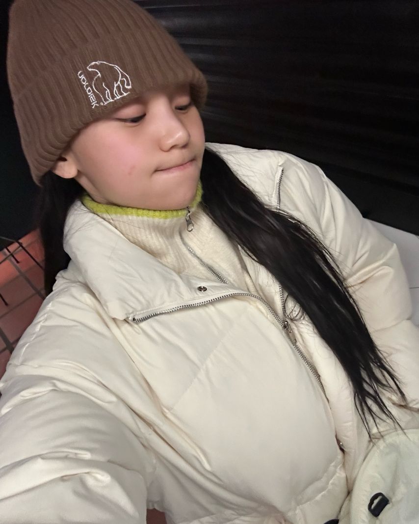 엄지 VIVIZ비비지 인별1_9.jpg