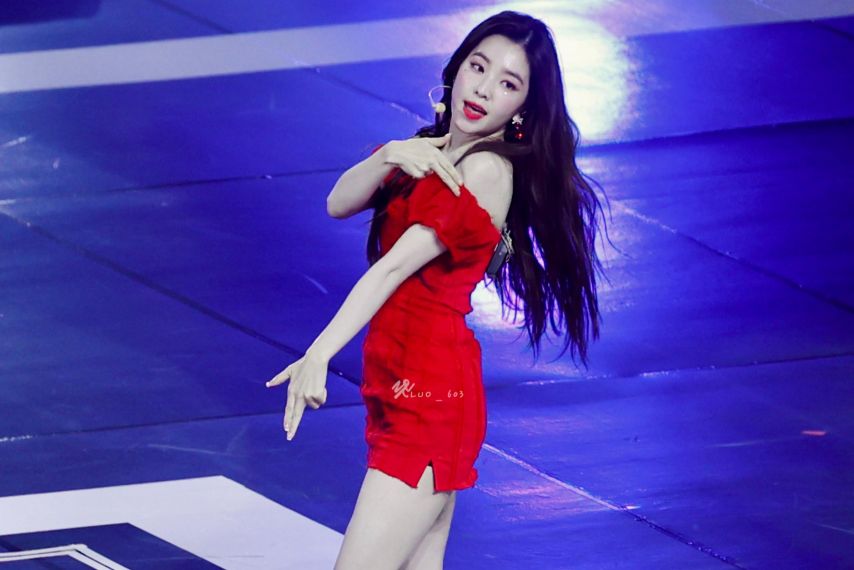 계단 올라가는 레드벨벳 아이린1_5.jpg