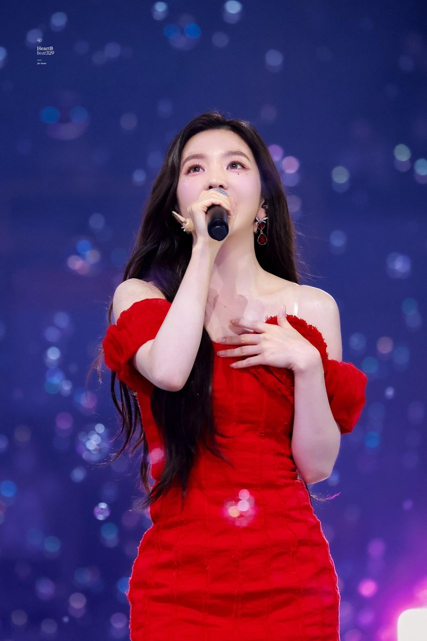 계단 올라가는 레드벨벳 아이린1_6.jpg