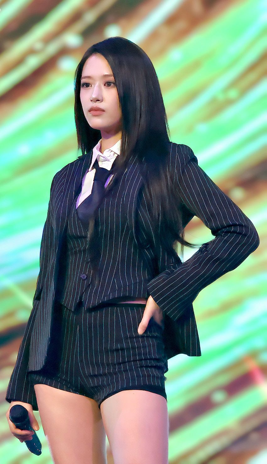 [아이브] 정장 반바지가 너무 잘 어울리는 안유진1_9.jpg