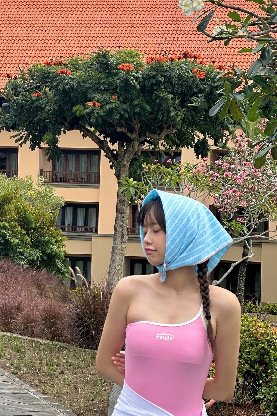 핑크색 원오프숄더 수영복을 입은 츄 은근한 윗슴골 - 인스타5.jpg