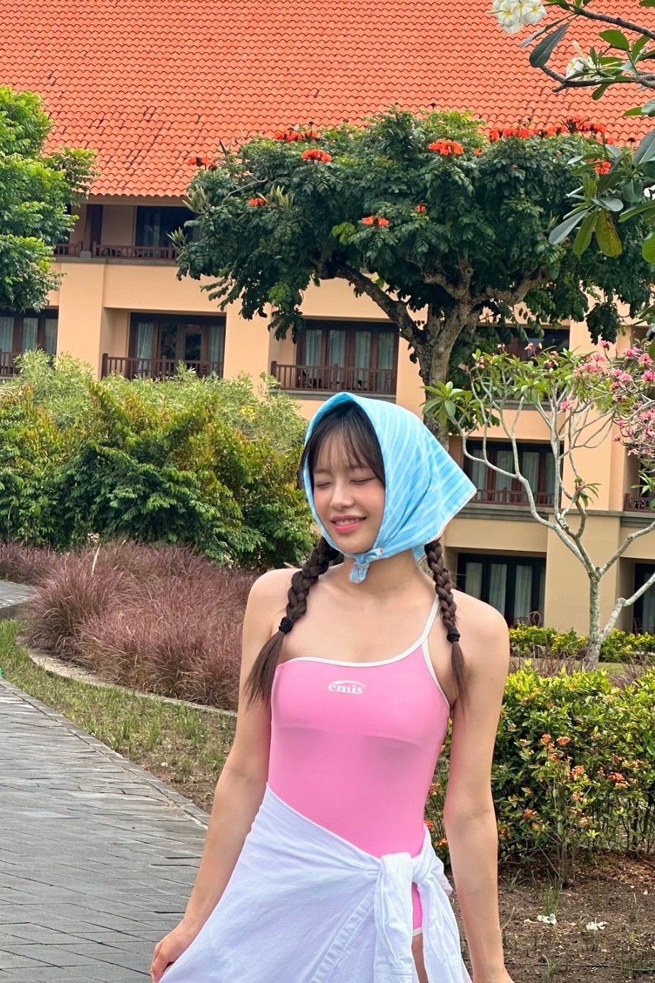 핑크색 원오프숄더 수영복을 입은 츄 은근한 윗슴골 - 인스타4.jpg