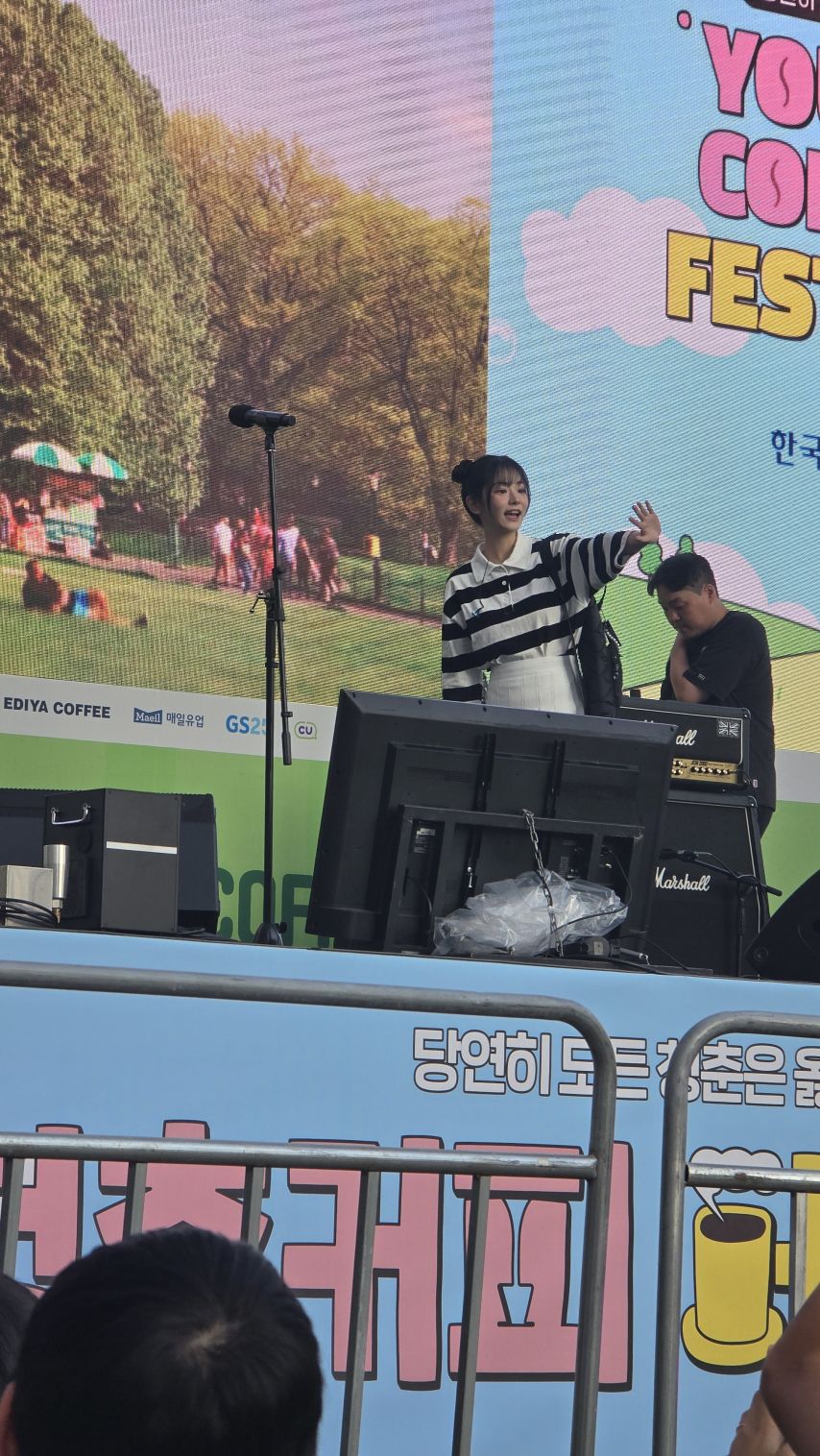 QWER 쵸단 241012 청춘,커피 페스티벌1_1.jpg