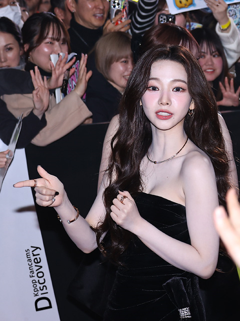 [에스파] 블랙벨벳 드레스 입은 카리나 + 란제리 드레스 닝닝 몸매10.jpg