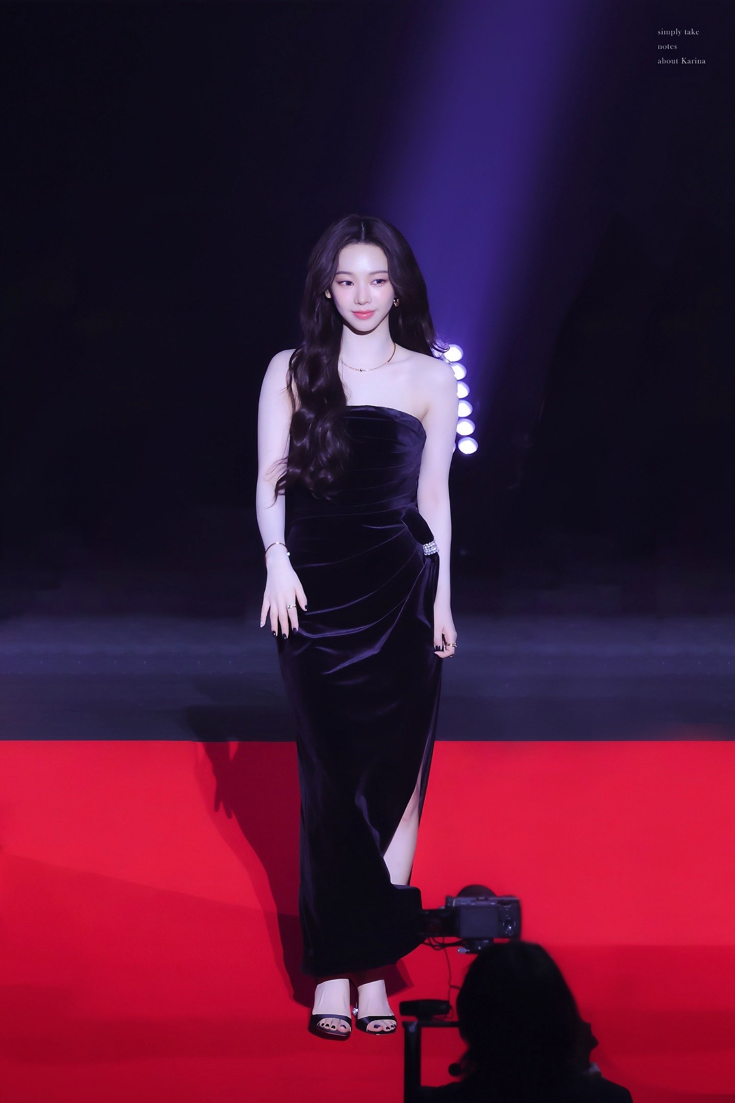 [에스파] 블랙벨벳 드레스 입은 카리나 + 란제리 드레스 닝닝 몸매3.jpg