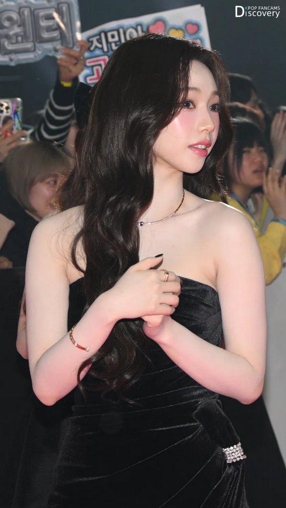 [에스파] 블랙벨벳 드레스 입은 카리나 + 란제리 드레스 닝닝 몸매12.jpg