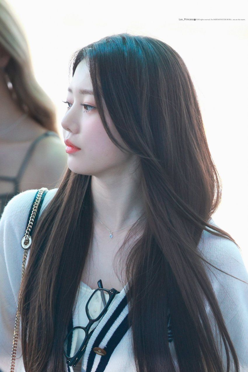 베이비몬스터 로라1_4.jpeg