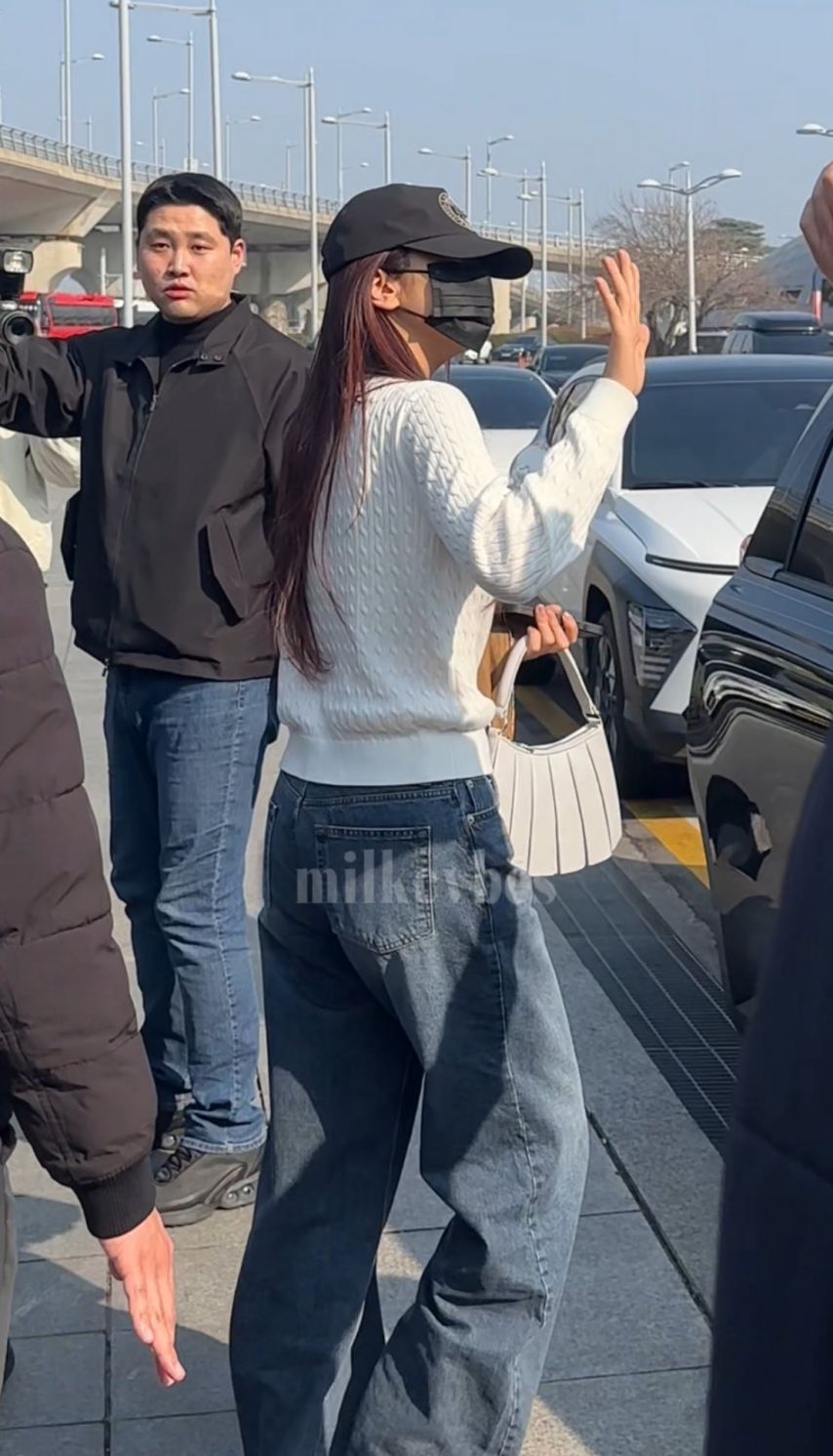 [아이브] 안유진 입국1_6.jpg