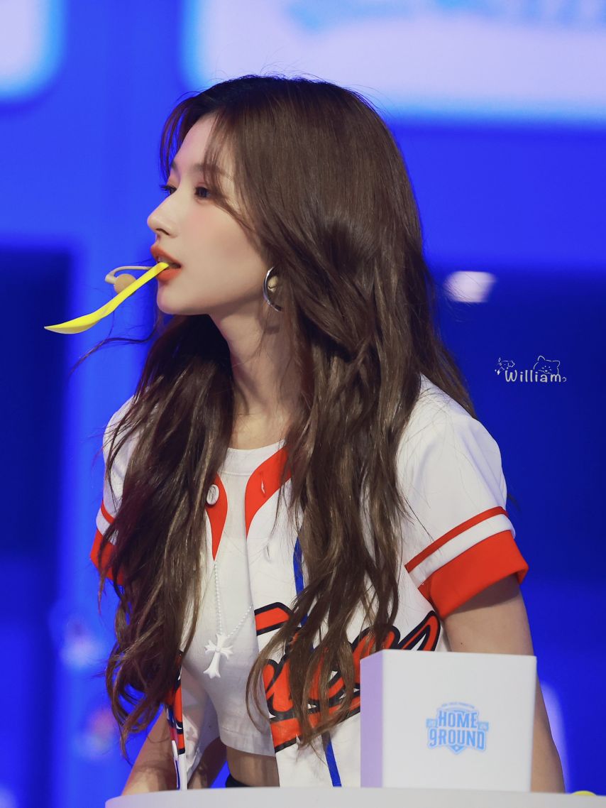 트와이스 사나1_10.jpg