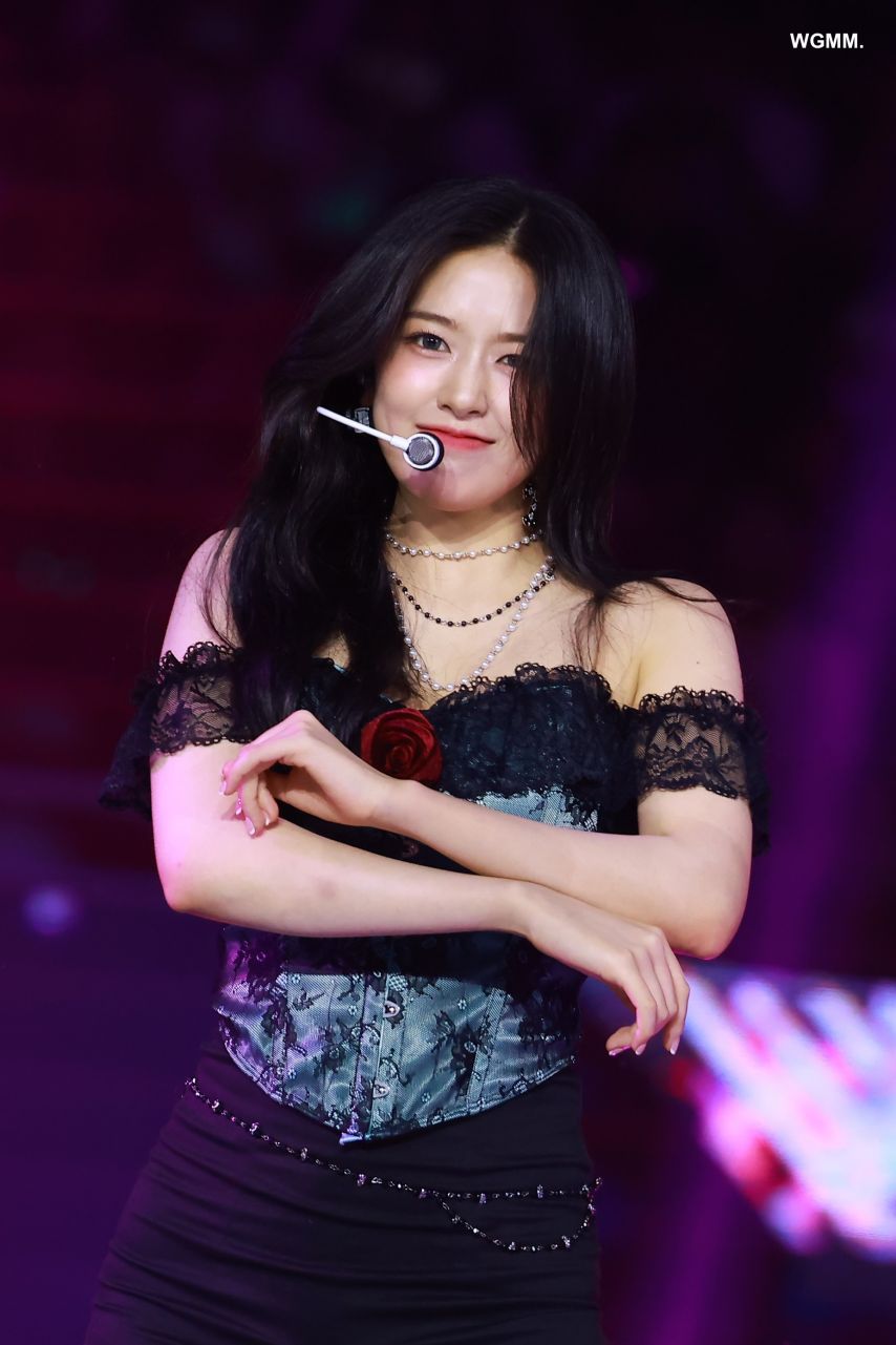 [아이브] 안유진1_2.jpg
