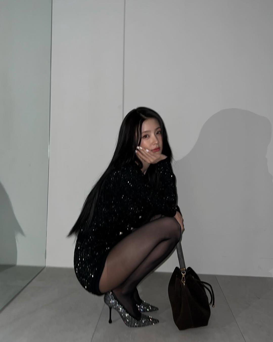 대기실에서 검정 스타킹 허벅지 각선미 자랑하는 아이들 미연9.jpg